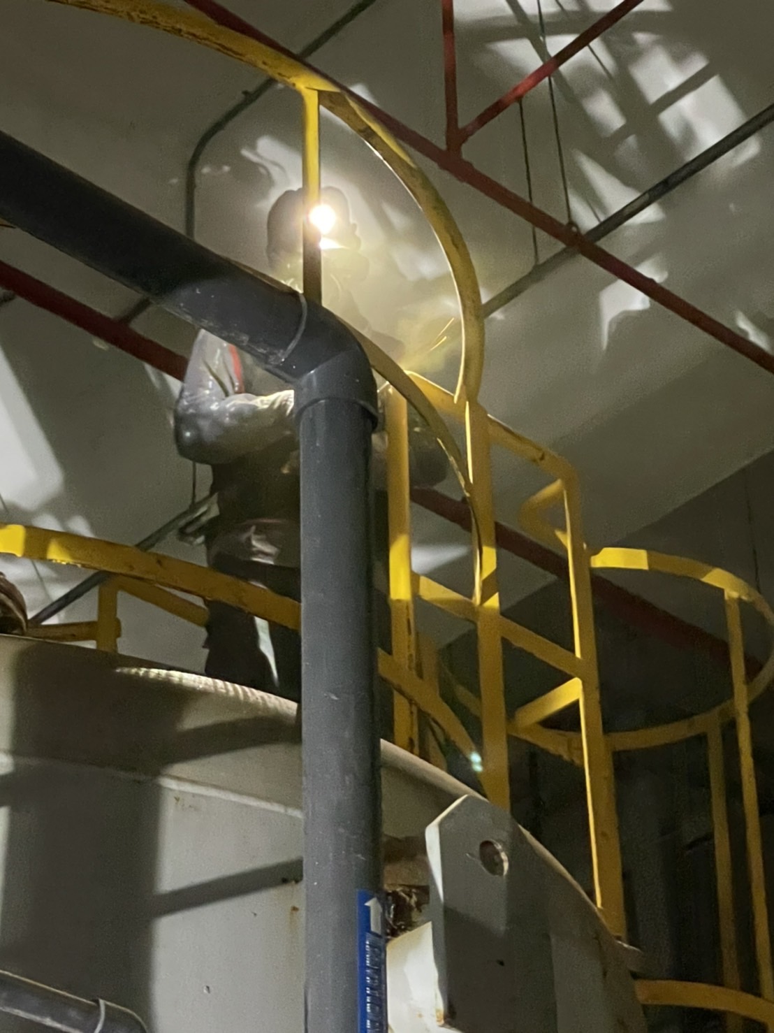 南科廠區內水槽管路水刀除銹機械研磨拋光油漆工程