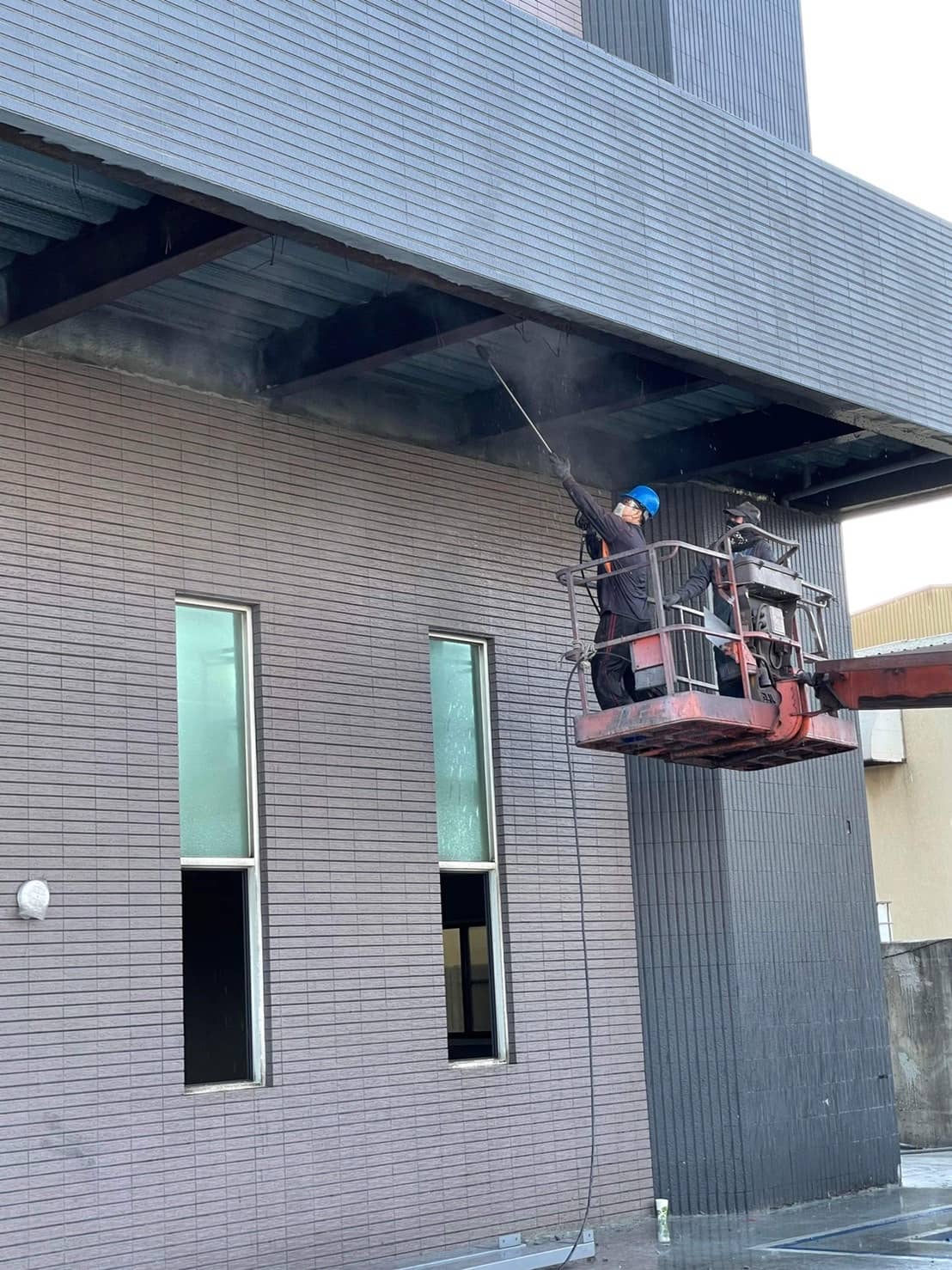 彰濱工業區太陽能廠房鋼構水刀除銹油漆工程